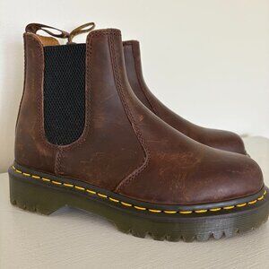 New nwot Dr. Martens 2976 Crazy Horse Full Grain Leather Chelsea Boots 7 Womens